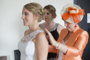 Sebastien Huruguen Photographe Mariage Bordeaux essayage robe de mariee preparatifs portait sourire