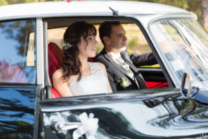 joli couple de mariés dans une jolie voiture ancienne en Gironde sous l'oeil du photographe de mariage à Bordeaux Sébastien Huruguen