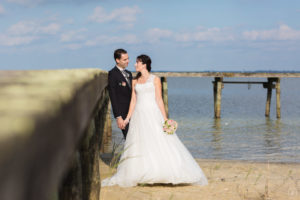 couple de jeunes mariés au bord du lac de carcans en Gironde sous l'oeil du photographe de mariage à Bordeaux Sébastien Huruguen