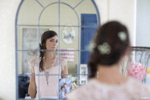 sebastien-huruguen-photographe-mariage-gironde-bordeaux-preparatifs-demoiselle-honneur-maquillage-Aurelie-MUA-armonia-essentielle-Laura-coiffure-beaute-nuptiale-33-reflet-miroir