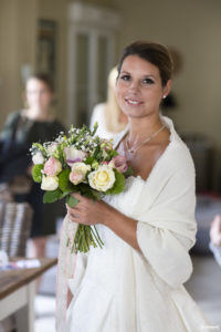 sebastien-huruguen-photographe-mariage-gironde-bordeaux-preparatifs-mariee-bouquet-fleurs-maquillage-Aurelie-MUA-armonia-essentielle-Laura-coiffure-beaute-nuptiale-33