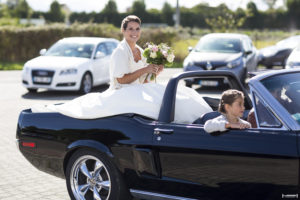 sebastien-huruguen-photographe-mariage-saint-loubes-gironde-bordeaux-vignes-soleil-septembre-ceremonie-civile-ford-mustang-decapotable-mariee