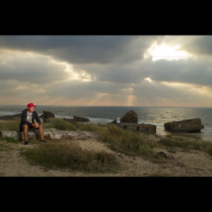 autoportrait du photographe professionnel de mariage à Bordeaux Sébastien Huruguen photographié sur les dunes de Capbreton dans les Landes sur un fond de coucher de soleil