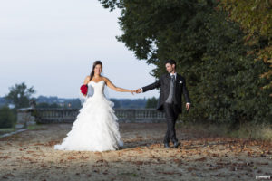 couple de jeunes mariés dans le parc du chateau de la Dame Blanche au Chateau du Taillan en Gironde sous l'oeil du photographe de mariage à Bordeaux Sébastien Huruguen