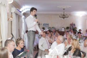 discours du témoin et frère de la mariée lors du repas de mariage au chateau a Martillac dans le bordelais