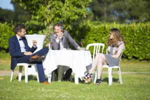 Aperitif reception vin d'honneur dans le jardin du chateau lafitte laguens à Yvrac pour un mariage