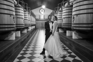 jeunes mariés dansCouple de jeunes mariés dans la Salle du Cuvier du Château Pape-Clement à Pessac, Bordeaux, Gironde (France) par le photographe de mariage bordelais Sébastien Huruguen