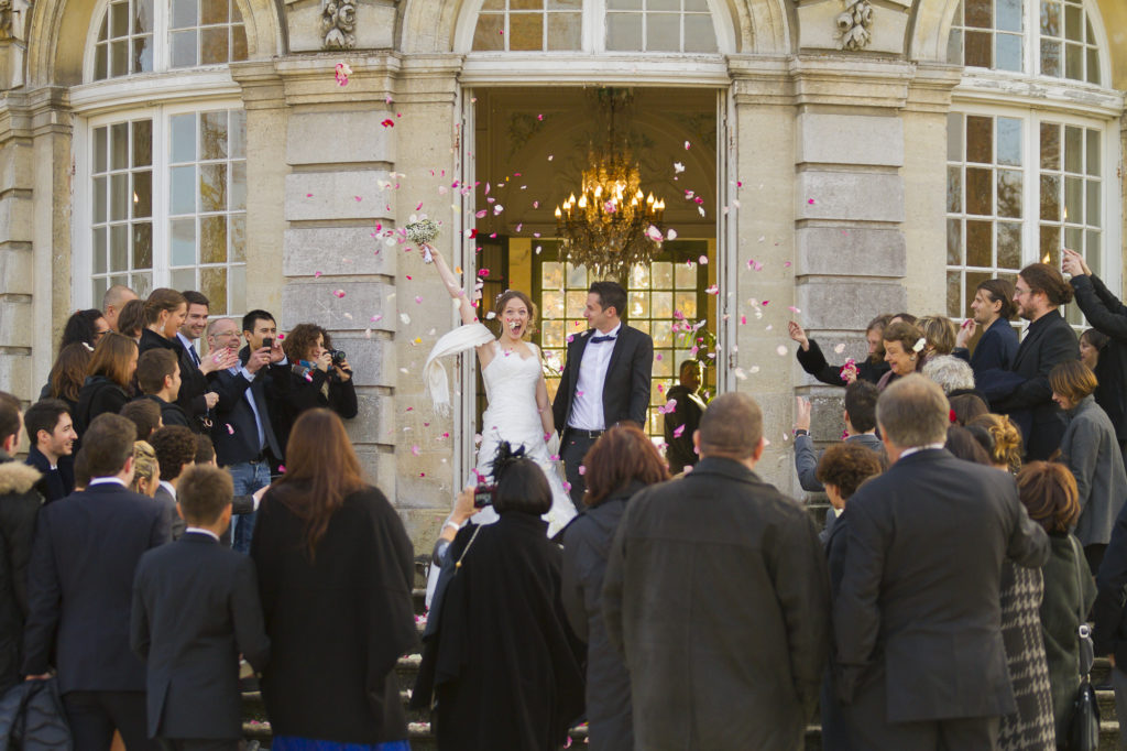 sebastien huruguen photographe de mariage a Bordeaux lancés de confetis bonheur mariés talence
