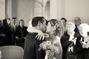 Sebastien Huruguen photographe de mariages à Bordeaux couples de mariés s'embrassent cérémonie civile Talence Peixotto