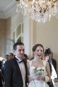 éclats de rires de la mariée tenant son bouquet lors du mariage civile a la mairie de Talence peixotto sebastien huruguen sourires mariages photographe bordeaux