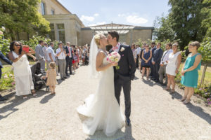 mariage-chateau-agassac-ludon-medoc-sebastien-huruguen-photographe-blanquefort-baiser-sortie-mairie