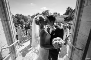 mariage-chateau-agassac-ludon-medoc-sebastien-huruguen-photographe-bordeaux-bisous-sortie-eglise