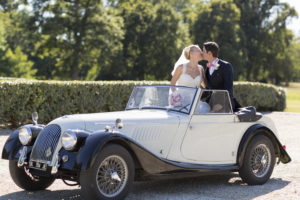 mariage-chateau-agassac-ludon-medoc-sebastien-huruguen-photographe-bordeaux-couple-maries-embrassent-voiture