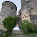 sebastien-huruguen-photographe-mariage-bordeaux-photos-couple-au-pied-du-chateau-medieval-de-langoiran-libourne-gironde-belle-photo-de-mariage-wedding-marches