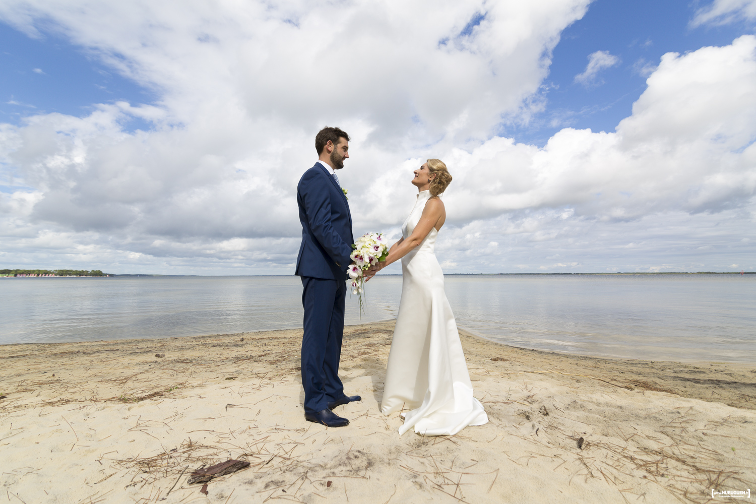 Couple de mariés au bord du lac de carcans maubuisson hourtin près de Bordeaux dans le sud de la france en Nouvelle Aquitaine - Sebastien Huruguen photographe mariage
