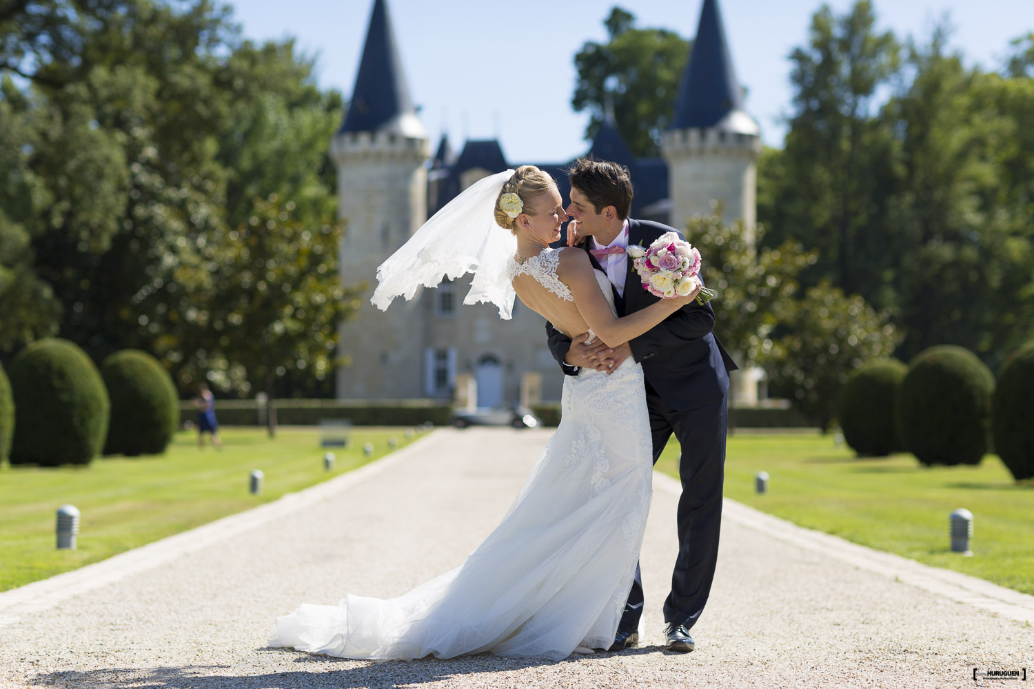 Couple de jeunes mariés s'embrassant au coucher de soleil dans les vignes du chateau Pape-Clément à Pessac en Gironde sous l'oeil du photographe de mariage à Bordeaux Sébastien Huruguen