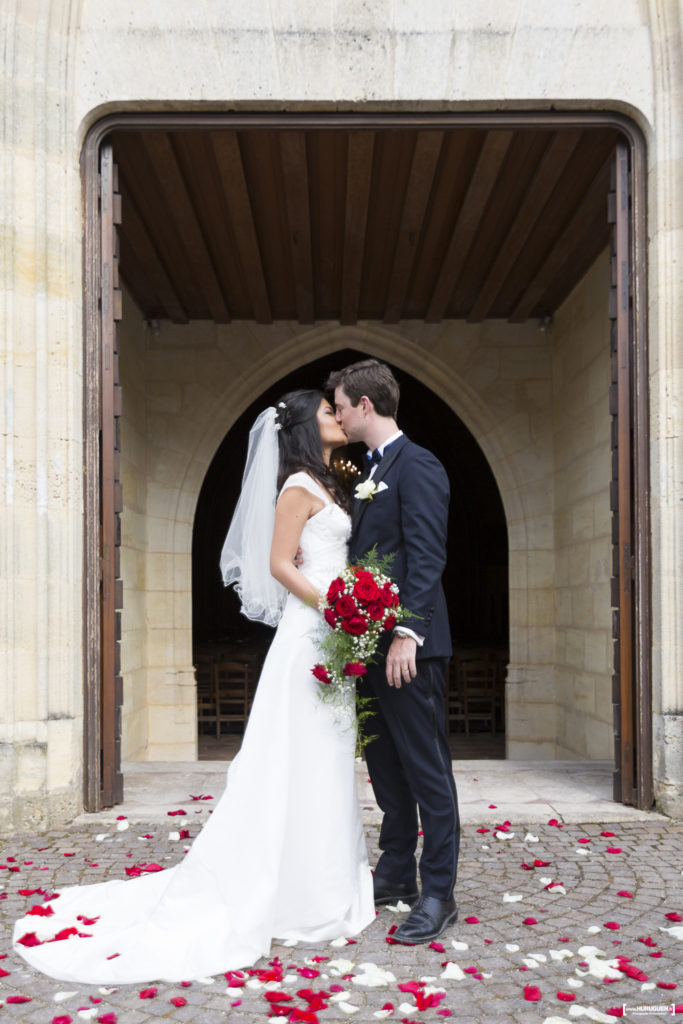 love amour mariage pétales de roses rouges et blanche