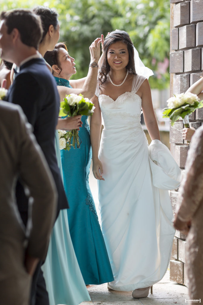 la future mariée prête à faire son entrée à l'église