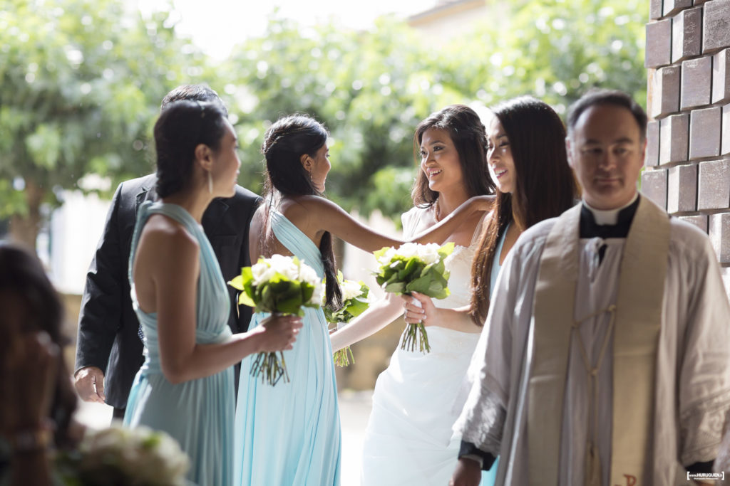 les demoiselles d'honneurs dans leurs robes bleu ciel avec la future mariée