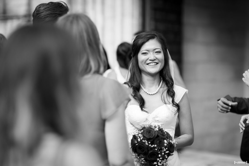 le sourire de la mariée à la sortie de l'église mariage Bordeaux Sebastien Huruguen