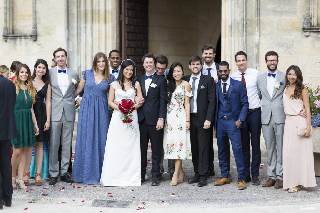 photo de groupe avec les amis des mariés à la sortie de l'église de Macau