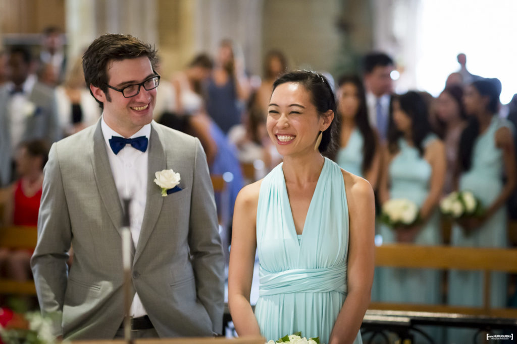 les témoins de mariage tout sourire dans l'église