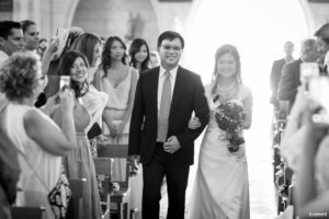 entrée de la mariée au bras de son père dans l'église de Macau - photo de mariage Sebastien Huruguen