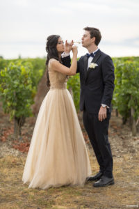 les mariés trinquent et boivent un coup pour célébrer leur union mariage Bordeaux Sebastien Huruguen photographe