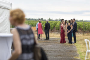 vin d'honneur les invités au bord du vignoble de macau dans le bordelais