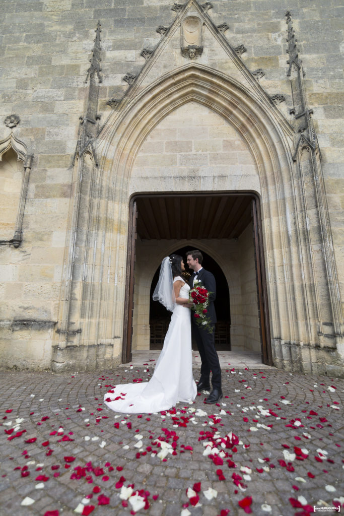 Les mariés s'embrassent sur le péron de l'église de Macau à la sortie de la cérémonie religieuse de leur mariage