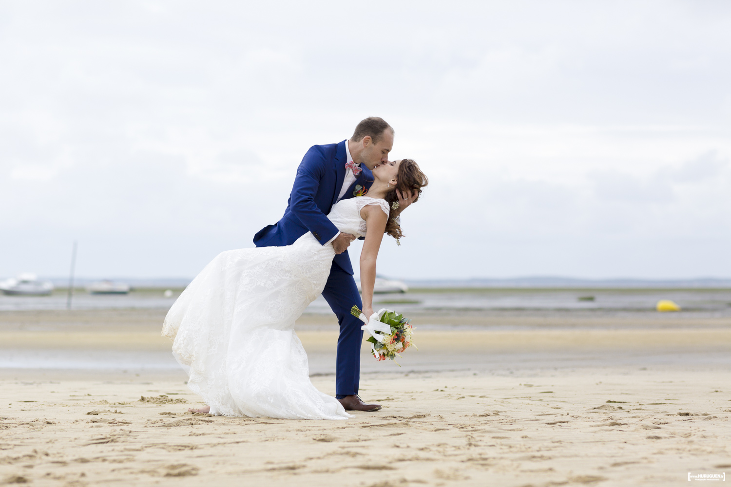 sebastien-huruguen-photographe-mariage-laique-sur-la-plage-lanton-gironde-aquitaine-bassin-arcachon-couple-baiser-renverse