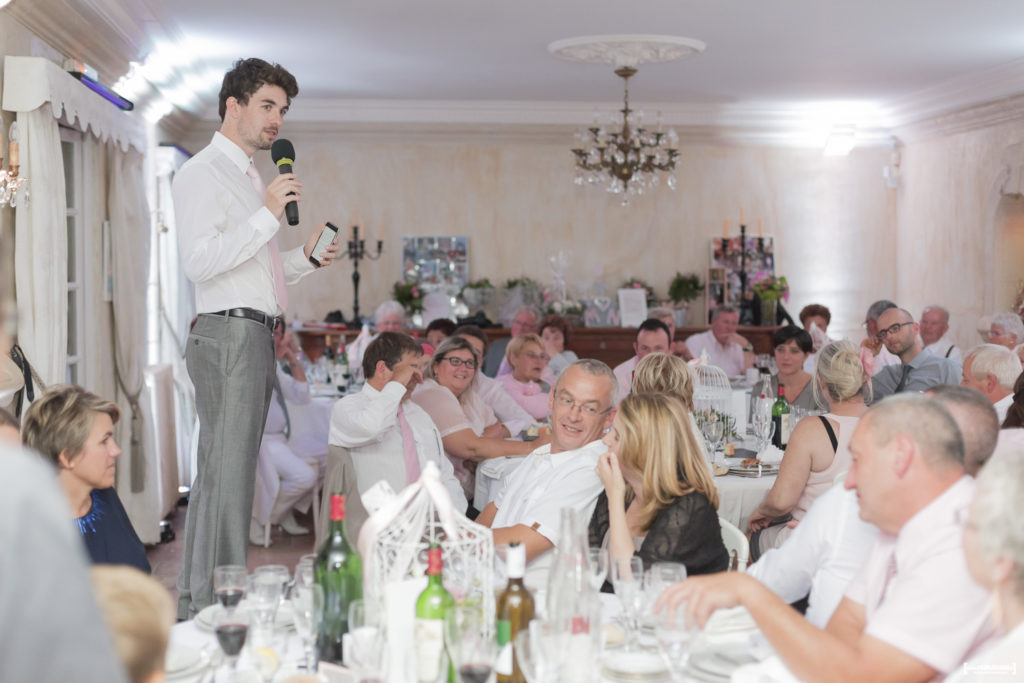 discours du témoin et frère de la mariée lors du repas de mariage au chateau a Martillac dans le bordelais