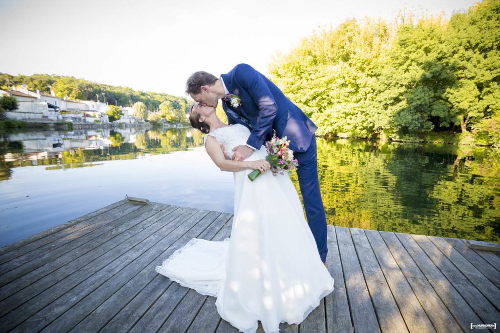 Couple de mariés au quais des pontis à Cognac devant la charente 