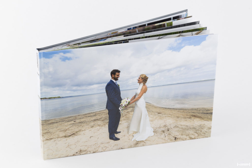 livre-album-photo-de-mariage-sebastien-huruguen-photographe-bordeaux-papier-brillant-format-A4-20x30cm-resalisation-montage-1