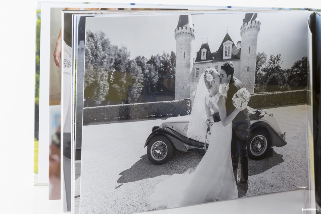 Livre album photo du mariage d'un jeune couple au chateau Agassac à Ludon Médoc dans la région de Bordeaux. Sébastien Huruguen photographe mariage