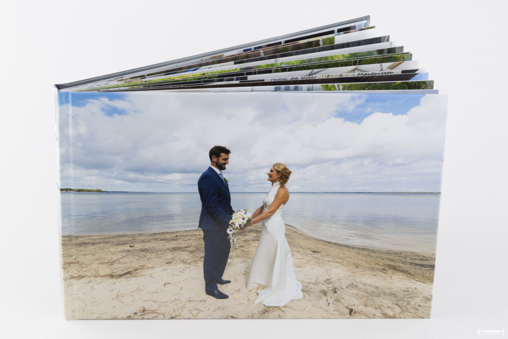 livre-album-photo-de-mariage-sebastien-huruguen-photographe-bordeaux-papier-brillant-format-A4-20x30cm-resalisation-montage-2