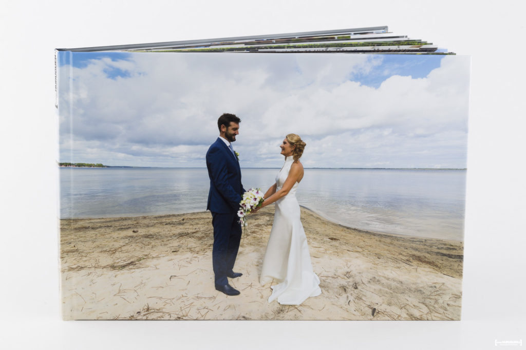 livre-album-photo-de-mariage-sebastien-huruguen-photographe-bordeaux-papier-brillant-format-A4-20x30cm-resalisation-montage-3