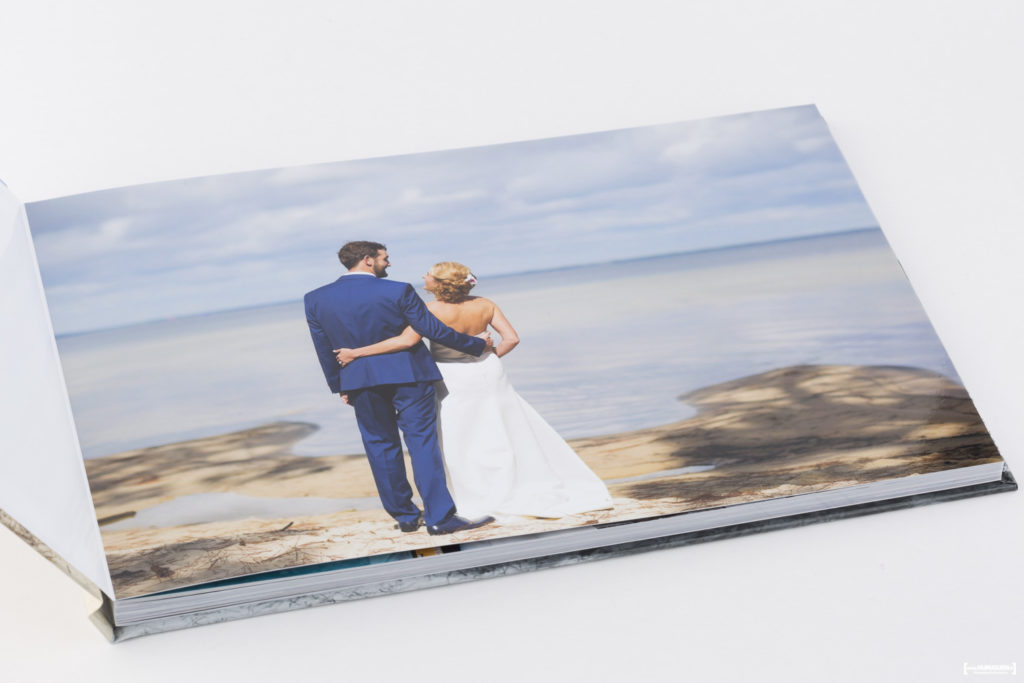 livre-album-photo-de-mariage-sebastien-huruguen-photographe-bordeaux-papier-brillant-format-A4-20x30cm-resalisation-montage-5