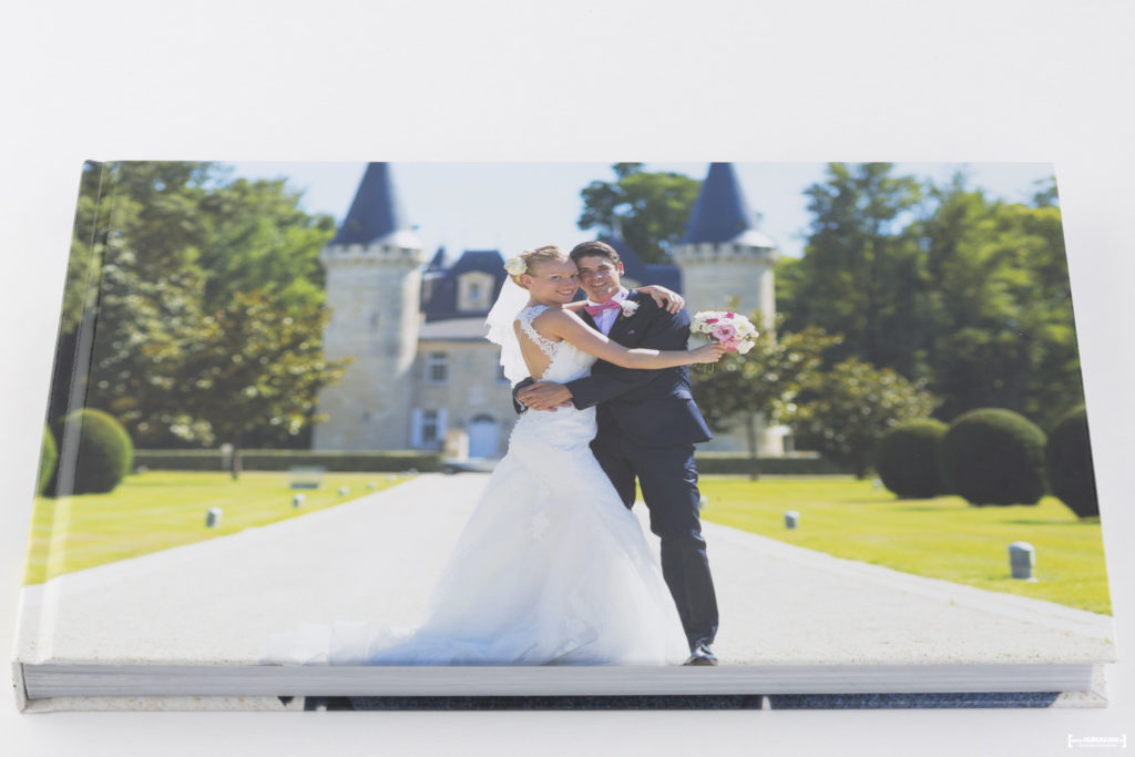 belle couverture d'un livre album photo de mariage au chateau Agassac de Ludon-Médoc dans la région bordelaise. Sébastien Huruguen photographe