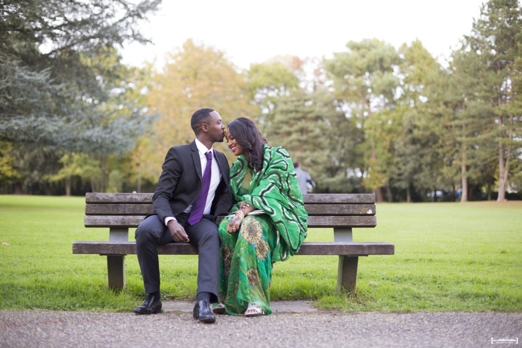 mariage civil a l'hotel de ville de mérignac photo de couple dans le parc du vivier de la mairie de mérignac par le photographe de mariage à Bordeaux Sébastien Huruguen