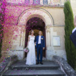 Sortie de l'eglise de Clermont de Beauregard en dordogne couple de mariés sébastien huruguen photographe mariage