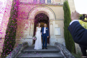 Sortie de l'eglise de Clermont de Beauregard en dordogne couple de mariés sébastien huruguen photographe mariage