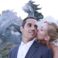 couple de jeunes mariés devant la fontaine des girondins sur la place des quinconces à Bordeaux Sébastien Huruguen photographe mariage