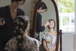 Sebastien Huruguen Photographe de Mariage à Bordeaux séance photo préparatifs de la mariée coiffure maquillage make up devant le miroir