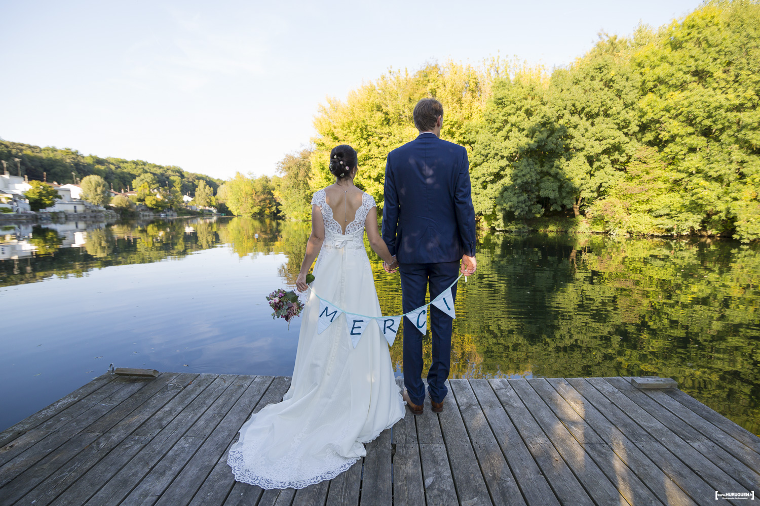 sebastien-huruguen-photographe-mariage-charente-cognac-quais-des-pontis-faire-part-merci-remerciements-couple-de-dos