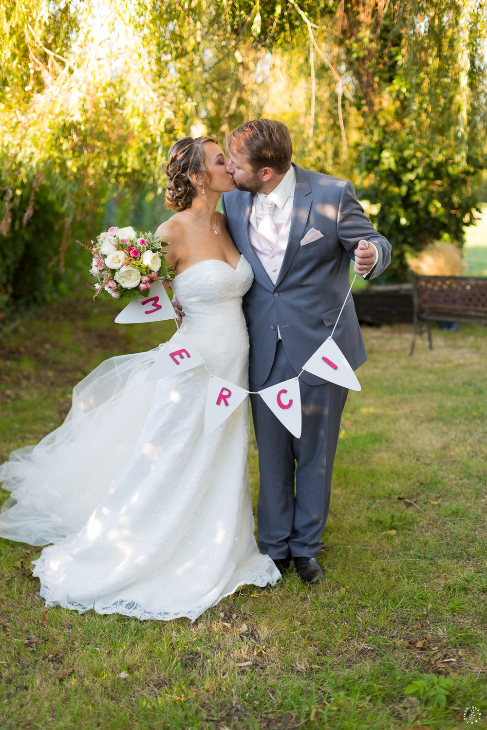 sebastien-huruguen-photographe-mariage-martillac-chateau-de-lantic-couple-bisous-baiser-faire-part-remerciements-merci-embrasse-bouquets-robe-mariee