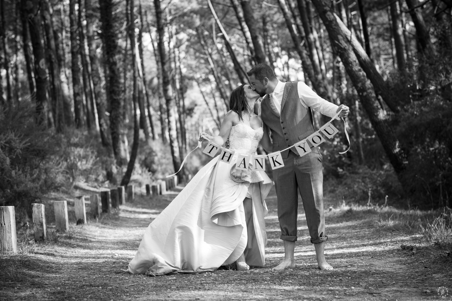 sebastien-huruguen-photographe-mariage-mimizan-landes-40-nouvelle-aquitaine-sud-ouest-france-faire-part-merci-thank-you-remerciements-couple-foret-pins-noir-blanc