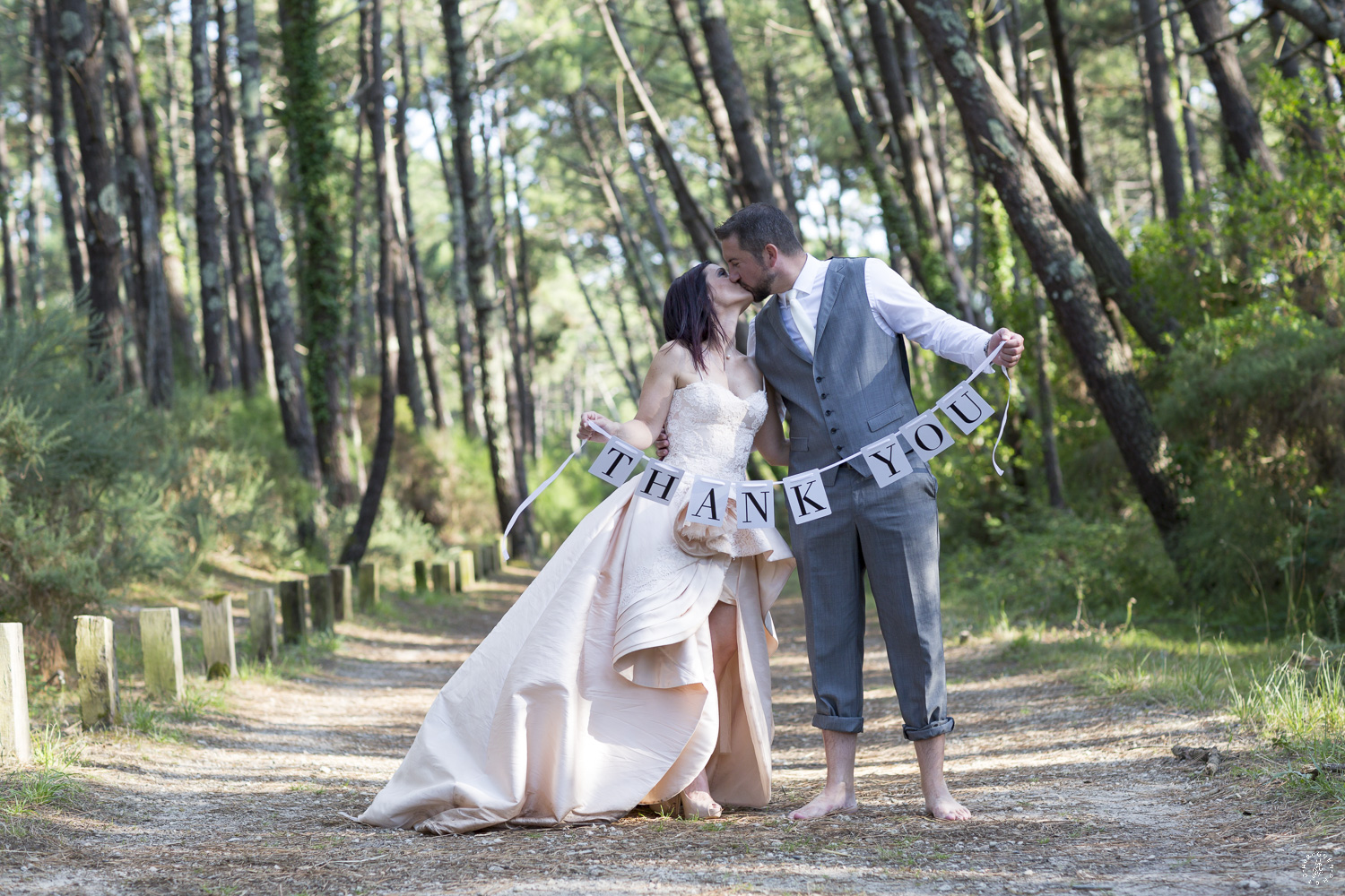 sebastien-huruguen-photographe-mariage-mimizan-landes-40-nouvelle-aquitaine-sud-ouest-france-faire-part-merci-thank-you-remerciements-couple-foret-pins