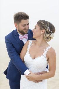 couple de jeunes mariés sur la plage pereire à Arcachon Sébastien Huruguen photographe mariage Gironde Bordeaux