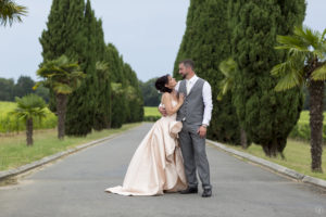 couple de jeunes mariés au chateau lafitte laguens à Yvrac près de Bordeaux Sébastien Huruguen photographe mariage